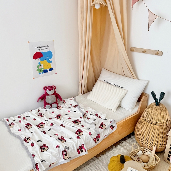 91家纺网 家纺一手货源 找家纺 星期八 2025新款婴儿裸睡级冰丝毯凉感毯 草莓小熊