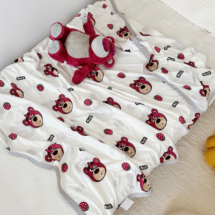 91家纺网 家纺一手货源 找家纺 星期八 2025新款婴儿裸睡级冰丝毯凉感毯 草莓小熊