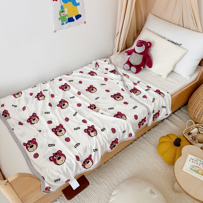 91家纺网 家纺一手货源 找家纺 星期八 2025新款婴儿裸睡级冰丝毯凉感毯 草莓小熊