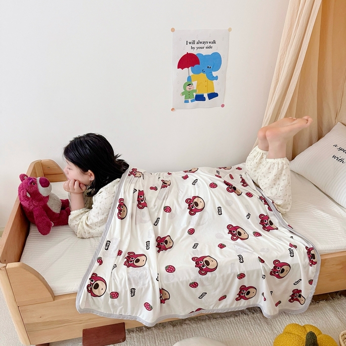 91家纺网 家纺一手货源 找家纺 星期八 2025新款婴儿裸睡级冰丝毯凉感毯 草莓小熊