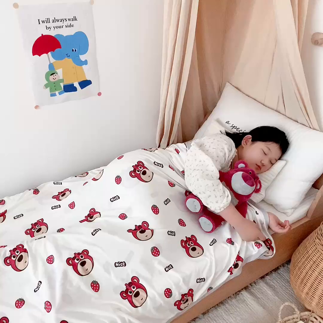 91家纺网 家纺一手货源 找家纺 星期八 2025新款婴儿裸睡级冰丝毯凉感毯 草莓小熊