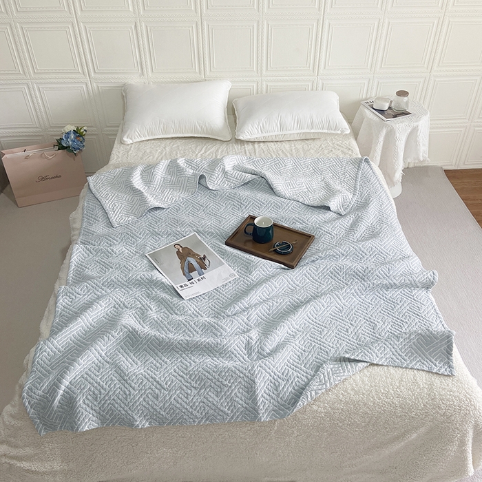 91家纺网 家纺一手货源 找家纺 卡奥家纺 2025新款水洗全棉四层纱盖毯毛巾被夏凉被  围城-水蓝