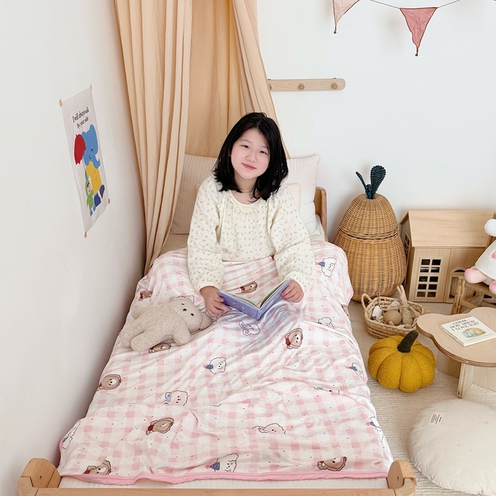 91家纺网 家纺一手货源 找家纺 星期八 2025新款婴儿裸睡级冰丝毯凉感毯 格子熊粉