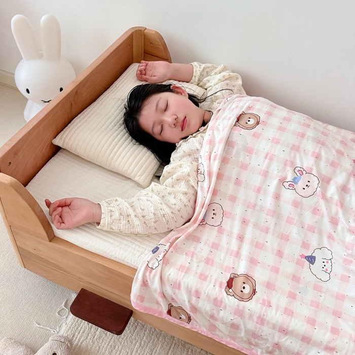 91家纺网 家纺一手货源 找家纺 星期八 2025新款婴儿裸睡级冰丝毯凉感毯 格子熊粉