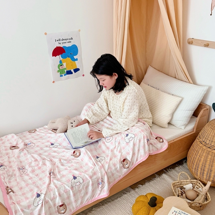 91家纺网 家纺一手货源 找家纺 星期八 2025新款婴儿裸睡级冰丝毯凉感毯 格子熊粉