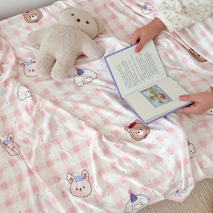 91家纺网 家纺一手货源 找家纺 星期八 2025新款婴儿裸睡级冰丝毯凉感毯 格子熊粉