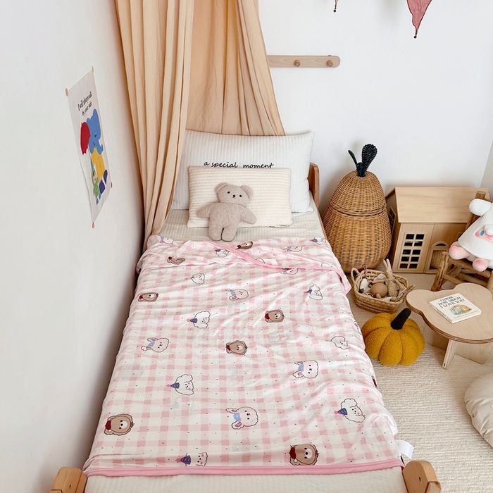 91家纺网 家纺一手货源 找家纺 星期八 2025新款婴儿裸睡级冰丝毯凉感毯 格子熊粉