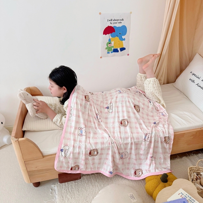 91家纺网 家纺一手货源 找家纺 星期八 2025新款婴儿裸睡级冰丝毯凉感毯 格子熊粉