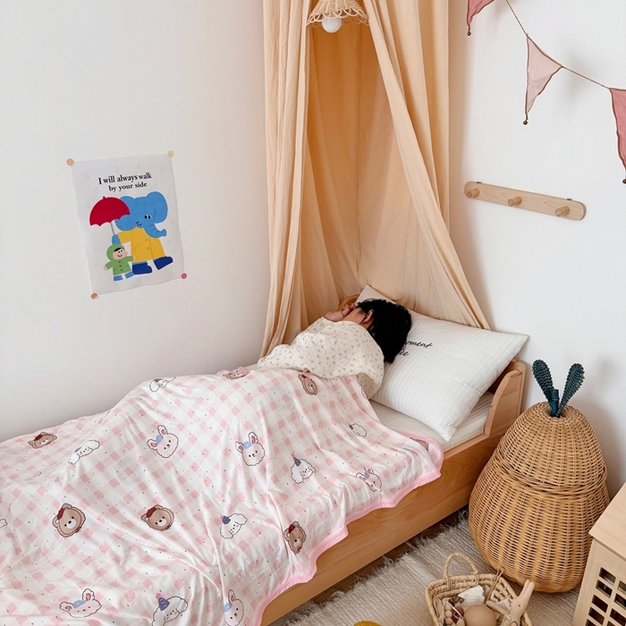 91家纺网 家纺一手货源 找家纺 星期八 2025新款婴儿裸睡级冰丝毯凉感毯 格子熊粉