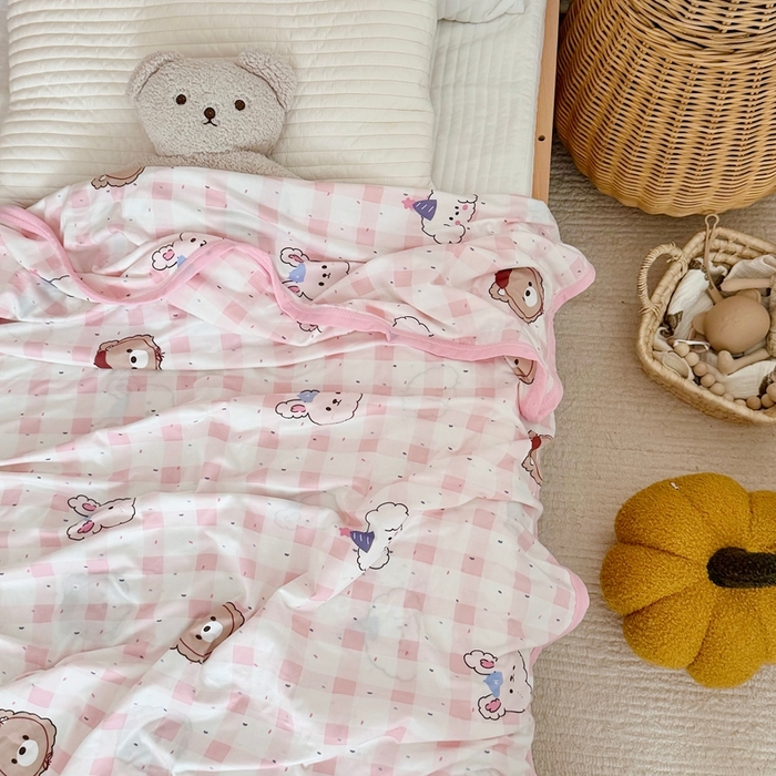 91家纺网 家纺一手货源 找家纺 星期八 2025新款婴儿裸睡级冰丝毯凉感毯 格子熊粉