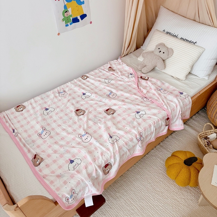 91家纺网 家纺一手货源 找家纺 星期八 2025新款婴儿裸睡级冰丝毯凉感毯 格子熊粉