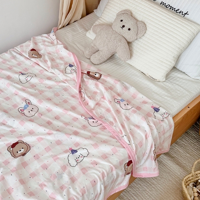 91家纺网 家纺一手货源 找家纺 星期八 2025新款婴儿裸睡级冰丝毯凉感毯 格子熊粉