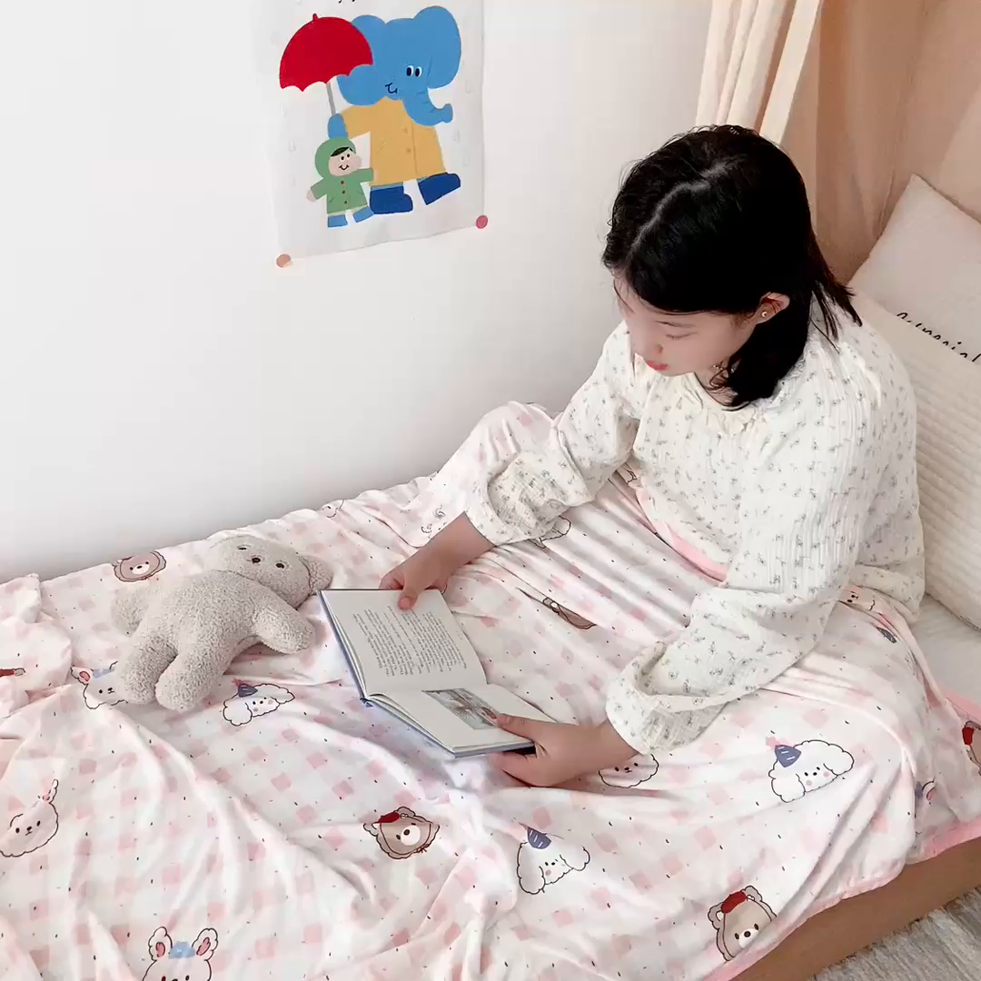 91家纺网 家纺一手货源 找家纺 星期八 2025新款婴儿裸睡级冰丝毯凉感毯 格子熊粉