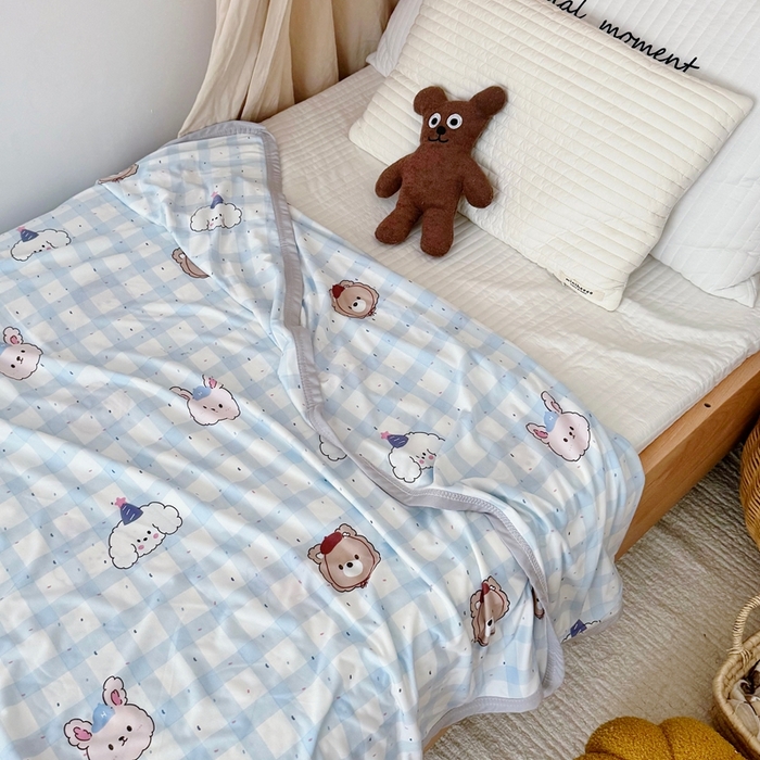 91家纺网 家纺一手货源 找家纺 星期八 2025新款婴儿裸睡级冰丝毯凉感毯 格子熊蓝