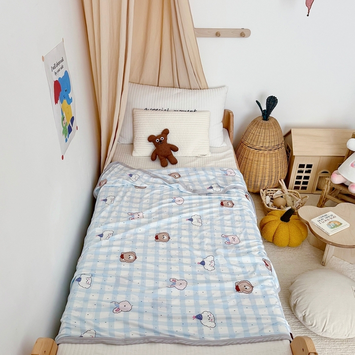 91家纺网 家纺一手货源 找家纺 星期八 2025新款婴儿裸睡级冰丝毯凉感毯 格子熊蓝