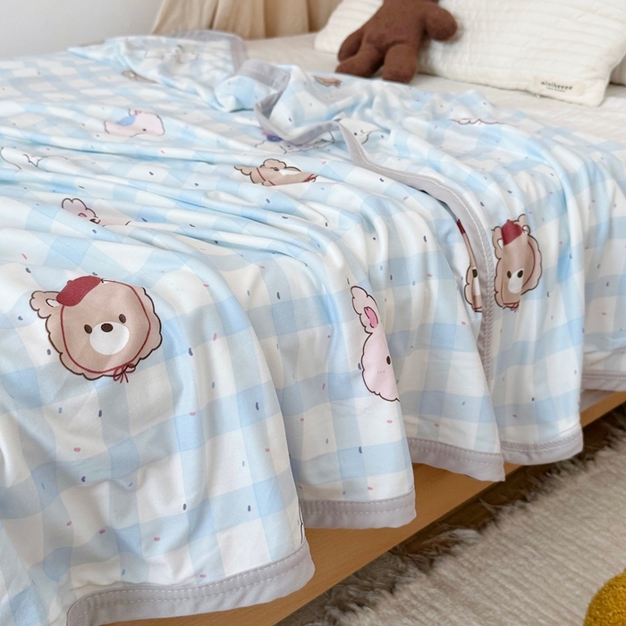 91家纺网 家纺一手货源 找家纺 星期八 2025新款婴儿裸睡级冰丝毯凉感毯 格子熊蓝