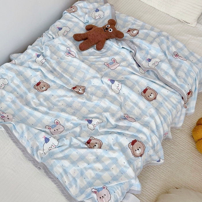 91家纺网 家纺一手货源 找家纺 星期八 2025新款婴儿裸睡级冰丝毯凉感毯 格子熊蓝