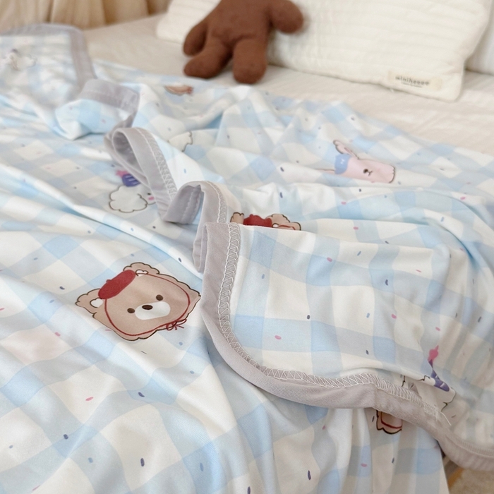 91家纺网 家纺一手货源 找家纺 星期八 2025新款婴儿裸睡级冰丝毯凉感毯 格子熊蓝