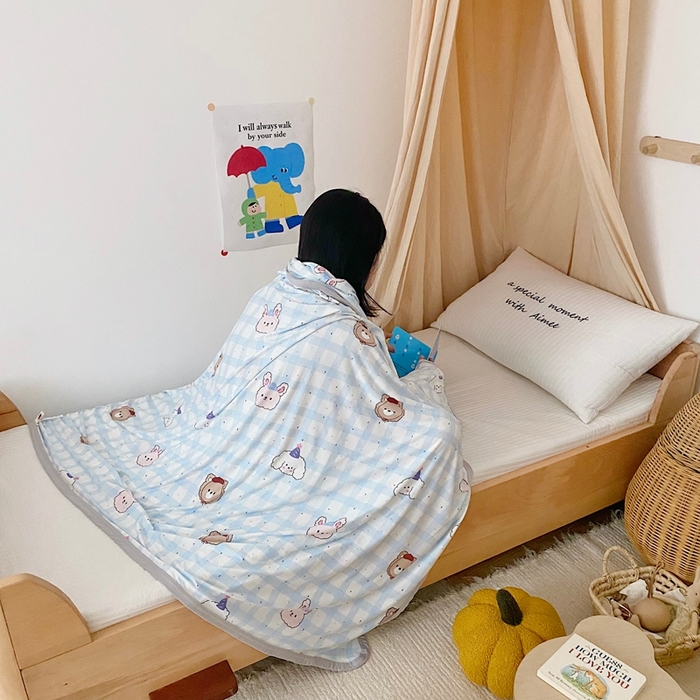 91家纺网 家纺一手货源 找家纺 星期八 2025新款婴儿裸睡级冰丝毯凉感毯 格子熊蓝