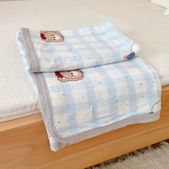 91家纺网 家纺一手货源 找家纺 星期八 2025新款婴儿裸睡级冰丝毯凉感毯 格子熊蓝