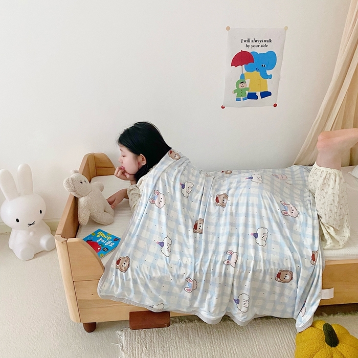 91家纺网 家纺一手货源 找家纺 星期八 2025新款婴儿裸睡级冰丝毯凉感毯 格子熊蓝