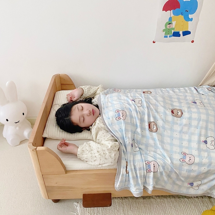 91家纺网 家纺一手货源 找家纺 星期八 2025新款婴儿裸睡级冰丝毯凉感毯 格子熊蓝