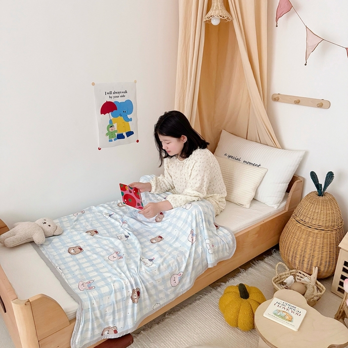 91家纺网 家纺一手货源 找家纺 星期八 2025新款婴儿裸睡级冰丝毯凉感毯 格子熊蓝