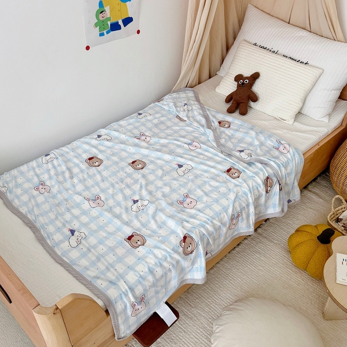 91家纺网 家纺一手货源 找家纺 星期八 2025新款婴儿裸睡级冰丝毯凉感毯 格子熊蓝