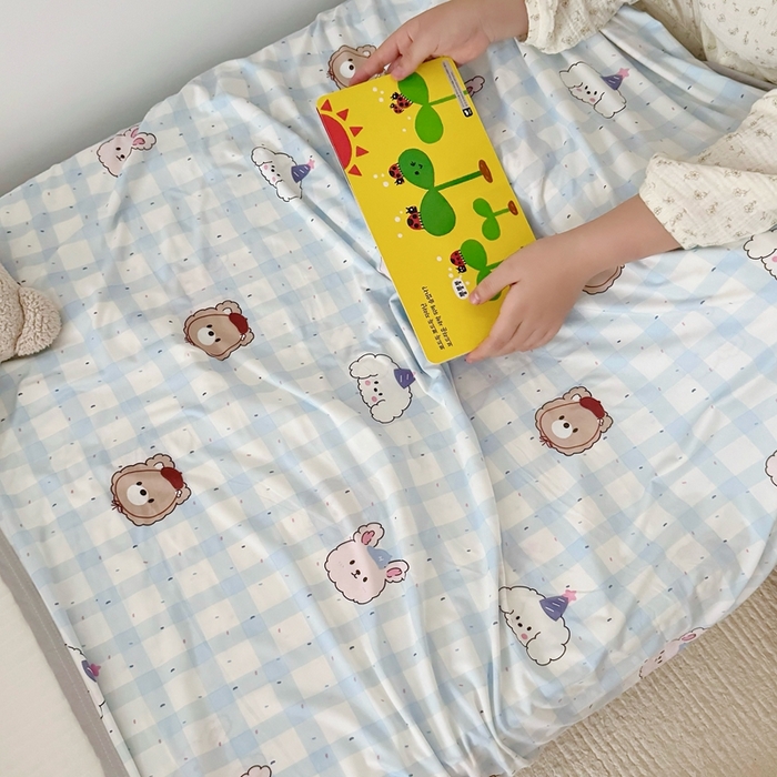 91家纺网 家纺一手货源 找家纺 星期八 2025新款婴儿裸睡级冰丝毯凉感毯 格子熊蓝