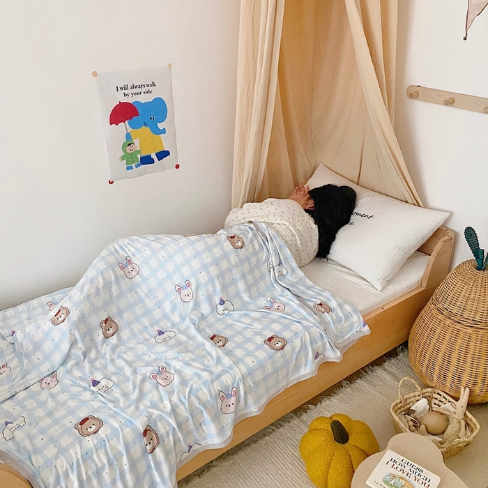 91家纺网 家纺一手货源 找家纺 星期八 2025新款婴儿裸睡级冰丝毯凉感毯 格子熊蓝