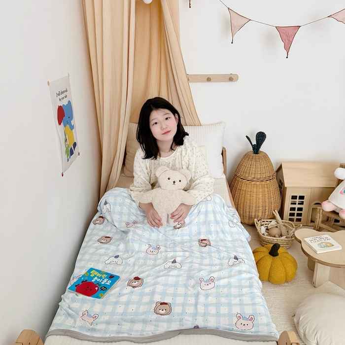 91家纺网 家纺一手货源 找家纺 星期八 2025新款婴儿裸睡级冰丝毯凉感毯 格子熊蓝