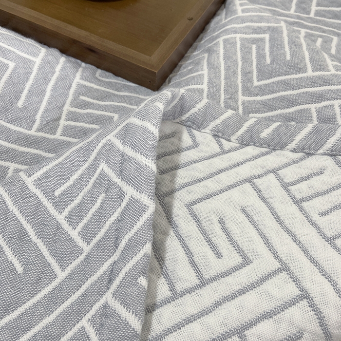 91家纺网 家纺一手货源 找家纺 卡奥家纺 2025新款水洗全棉四层纱盖毯毛巾被夏凉被  围城-灰