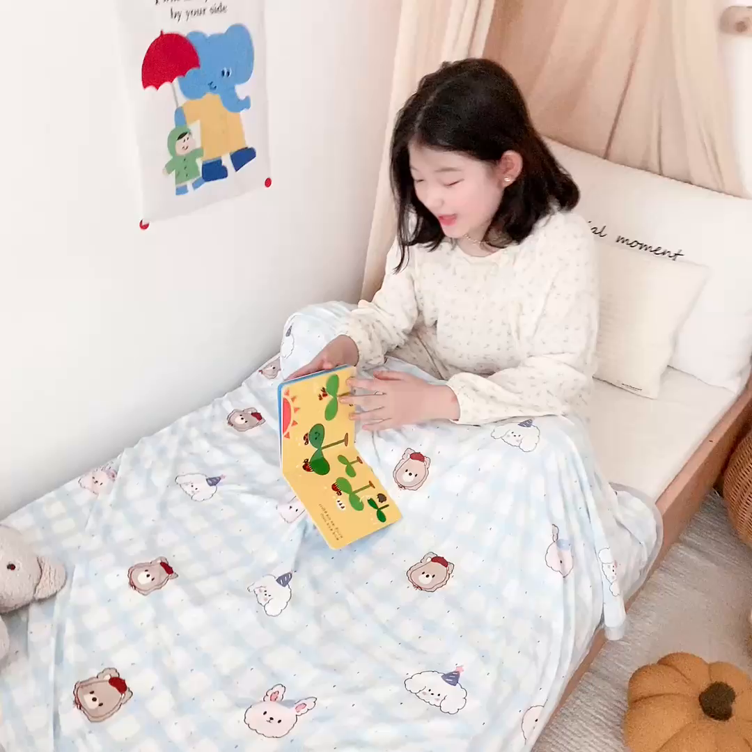 91家纺网 家纺一手货源 找家纺 星期八 2025新款婴儿裸睡级冰丝毯凉感毯 格子熊蓝