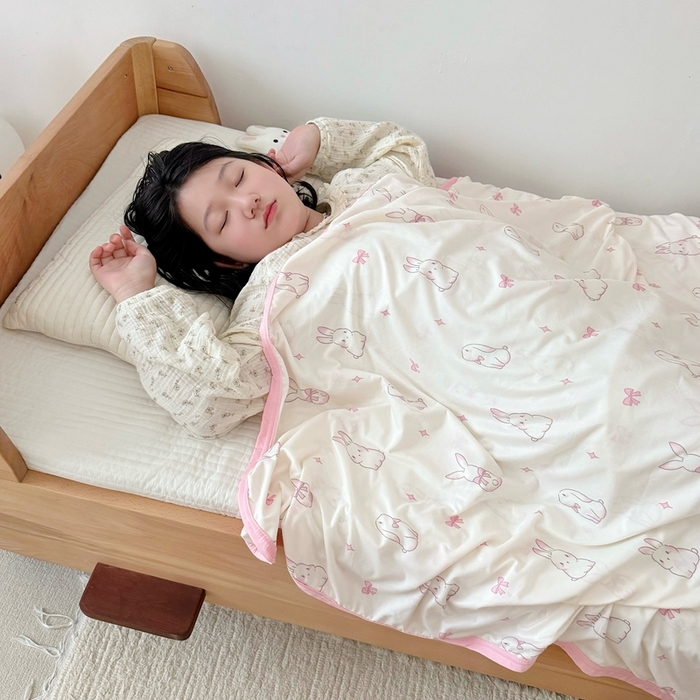 91家纺网 家纺一手货源 找家纺 星期八 2025新款婴儿裸睡级冰丝毯凉感毯 蝴蝶结兔