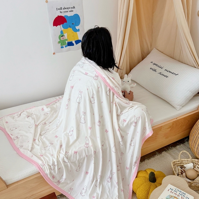 91家纺网 家纺一手货源 找家纺 星期八 2025新款婴儿裸睡级冰丝毯凉感毯 蝴蝶结兔