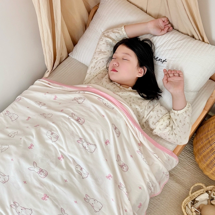 91家纺网 家纺一手货源 找家纺 星期八 2025新款婴儿裸睡级冰丝毯凉感毯 蝴蝶结兔