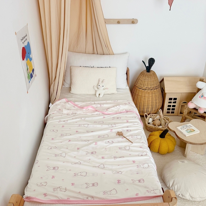 91家纺网 家纺一手货源 找家纺 星期八 2025新款婴儿裸睡级冰丝毯凉感毯 蝴蝶结兔