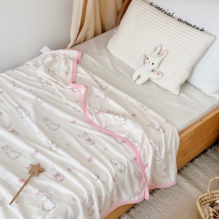 91家纺网 家纺一手货源 找家纺 星期八 2025新款婴儿裸睡级冰丝毯凉感毯 蝴蝶结兔