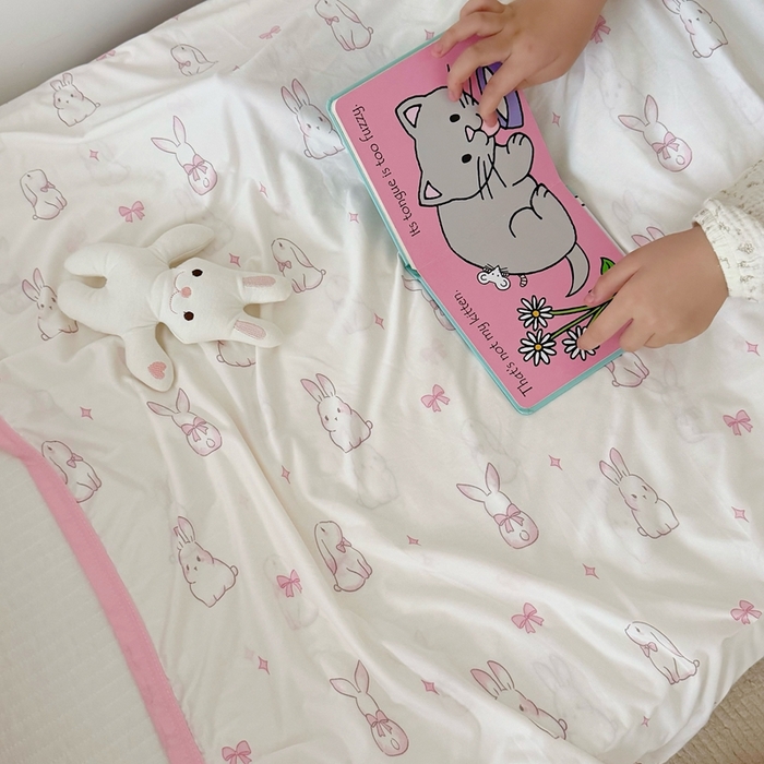 91家纺网 家纺一手货源 找家纺 星期八 2025新款婴儿裸睡级冰丝毯凉感毯 蝴蝶结兔