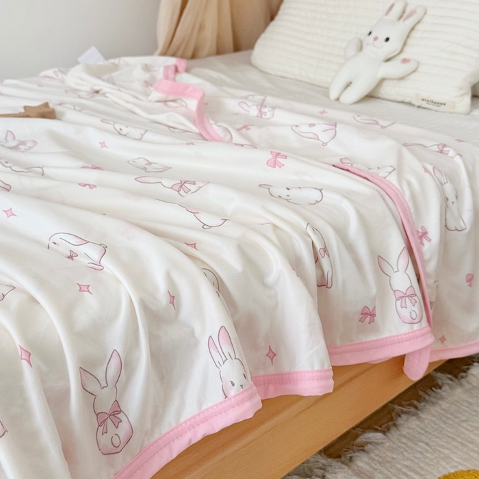 91家纺网 家纺一手货源 找家纺 星期八 2025新款婴儿裸睡级冰丝毯凉感毯 蝴蝶结兔