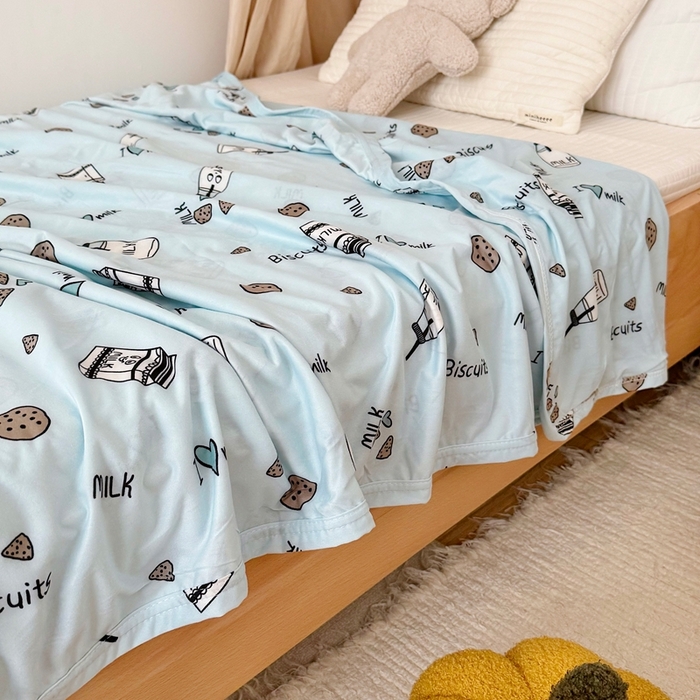 91家纺网 家纺一手货源 找家纺 星期八 2025新款婴儿裸睡级冰丝毯凉感毯 蓝饼干