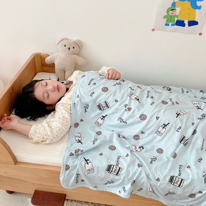 91家纺网 家纺一手货源 找家纺 星期八 2025新款婴儿裸睡级冰丝毯凉感毯 蓝饼干