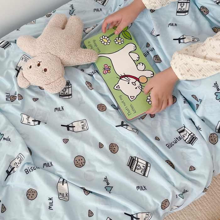 91家纺网 家纺一手货源 找家纺 星期八 2025新款婴儿裸睡级冰丝毯凉感毯 蓝饼干