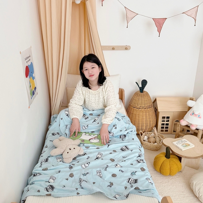 91家纺网 家纺一手货源 找家纺 星期八 2025新款婴儿裸睡级冰丝毯凉感毯 蓝饼干
