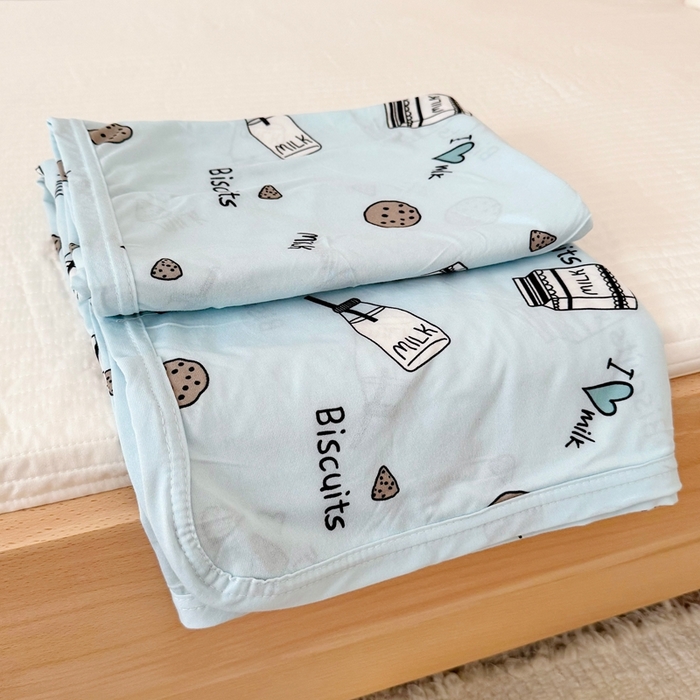 91家纺网 家纺一手货源 找家纺 星期八 2025新款婴儿裸睡级冰丝毯凉感毯 蓝饼干