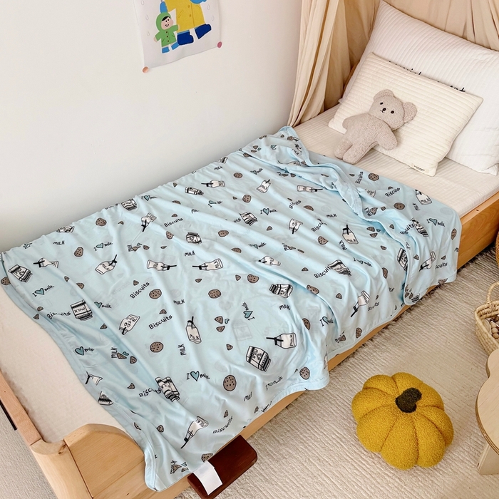 91家纺网 家纺一手货源 找家纺 星期八 2025新款婴儿裸睡级冰丝毯凉感毯 蓝饼干