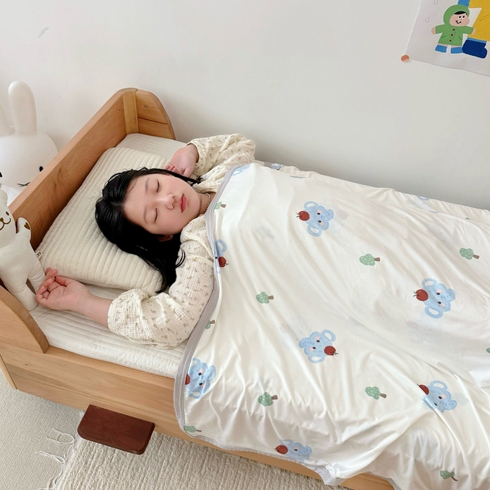 91家纺网 家纺一手货源 找家纺 星期八 2025新款婴儿裸睡级冰丝毯凉感毯 苹果象