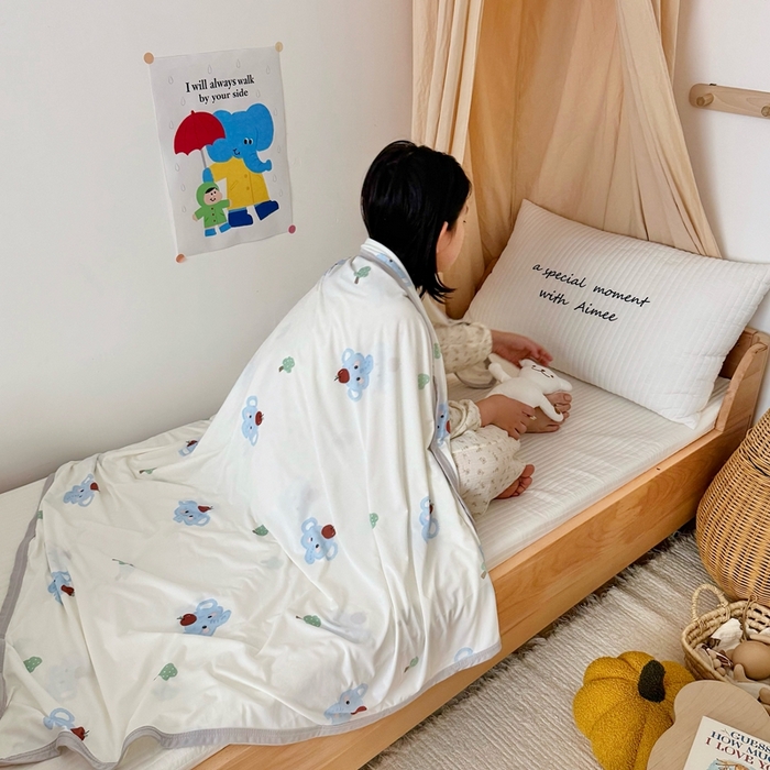 91家纺网 家纺一手货源 找家纺 星期八 2025新款婴儿裸睡级冰丝毯凉感毯 苹果象