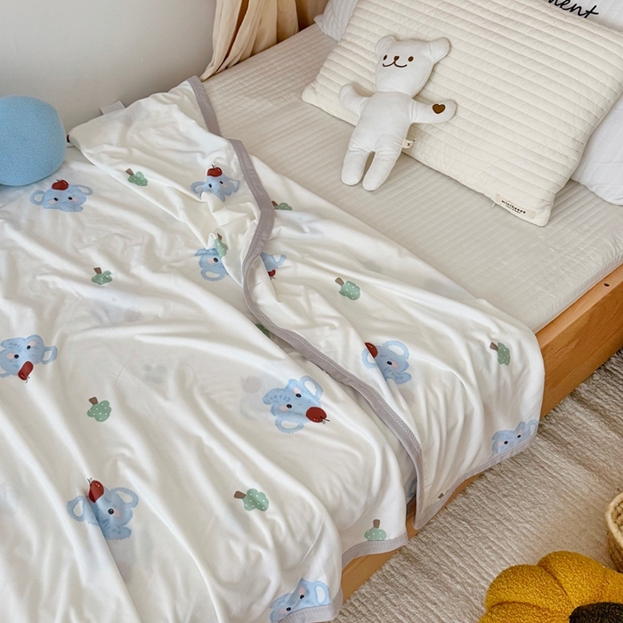 91家纺网 家纺一手货源 找家纺 星期八 2025新款婴儿裸睡级冰丝毯凉感毯 苹果象