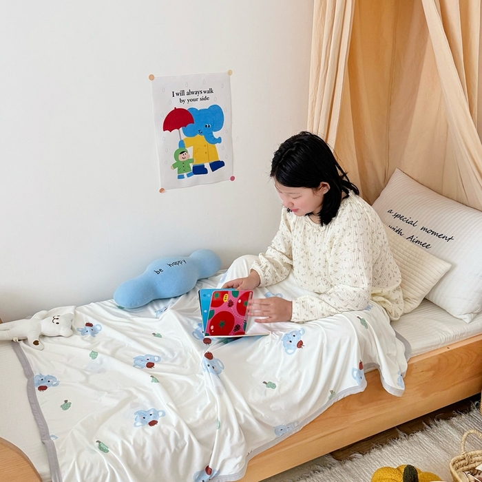 91家纺网 家纺一手货源 找家纺 星期八 2025新款婴儿裸睡级冰丝毯凉感毯 苹果象